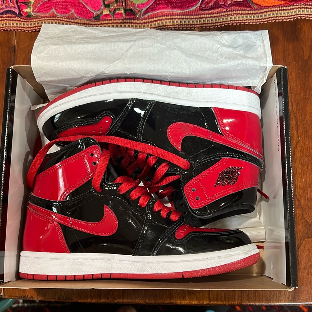 Air Jordan 1 retro high varsity black red-white. Used-new condition.